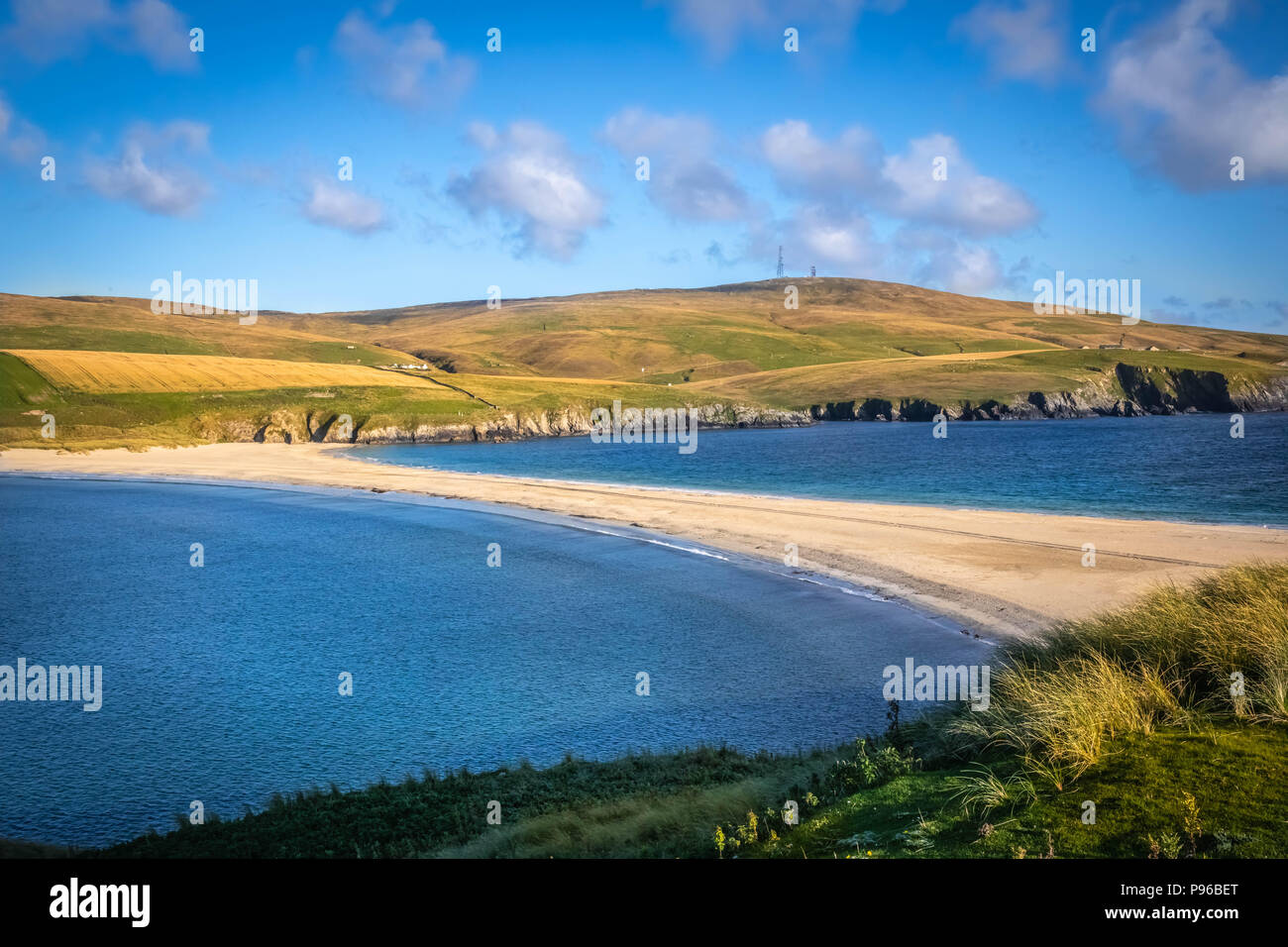 Schottland, Shetland Inseln, St Ninian's Beach, ein Tombolo ist eine Deposition Relief, in dem eine Insel mit dem Festland durch einen engen Stück angeschlossen ist. Stockfoto