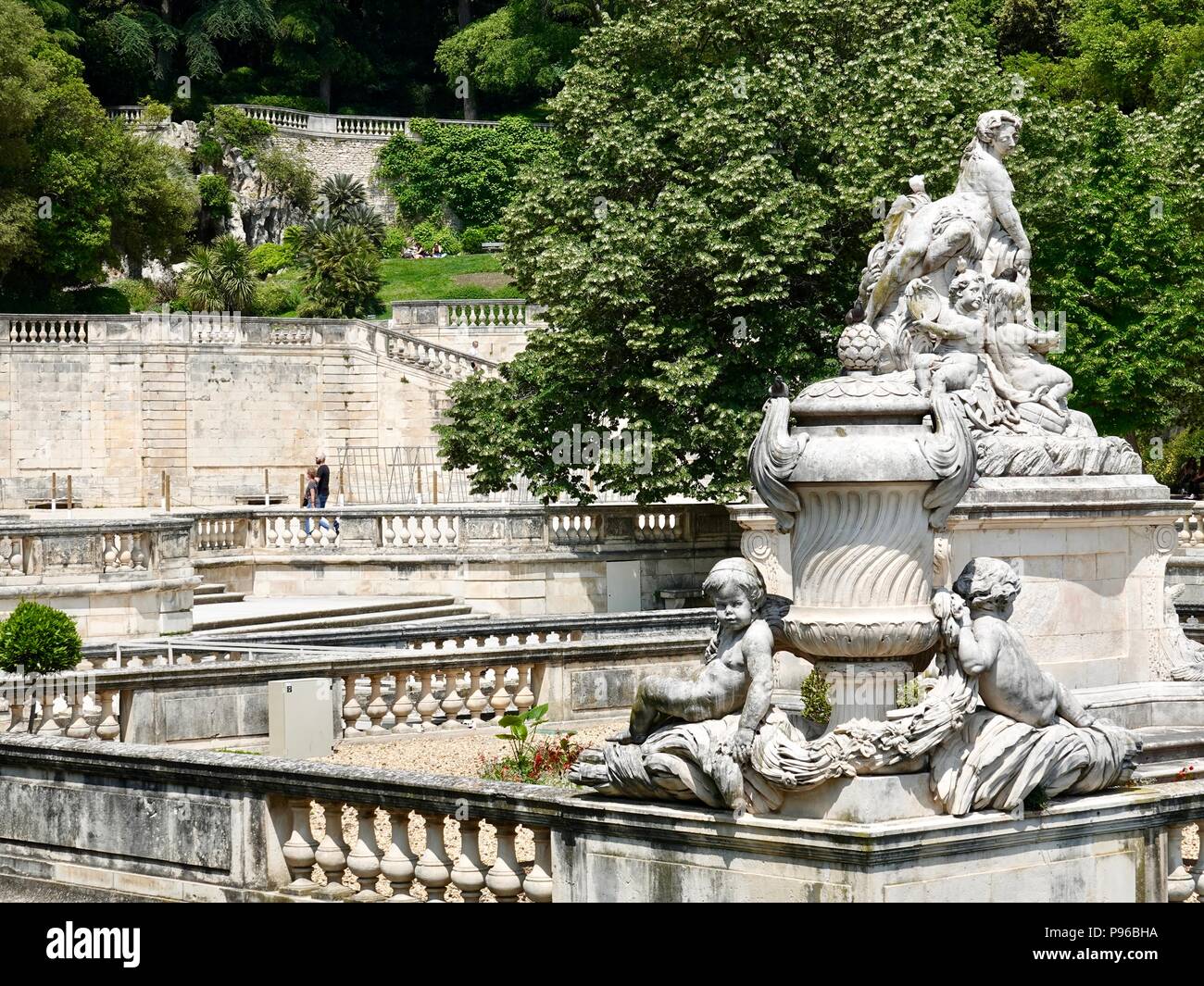 Jardins de la Fontaine, klassischen Gärten gebaut auf römischen Ruinen, Nîmes, Frankreich Stockfoto