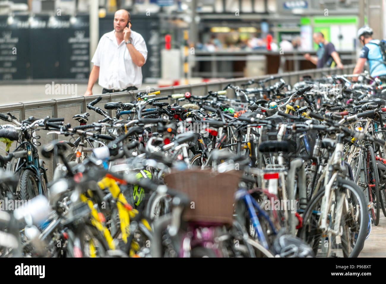 Fahrradständer am Bahnhof Paddington in London Stockfoto