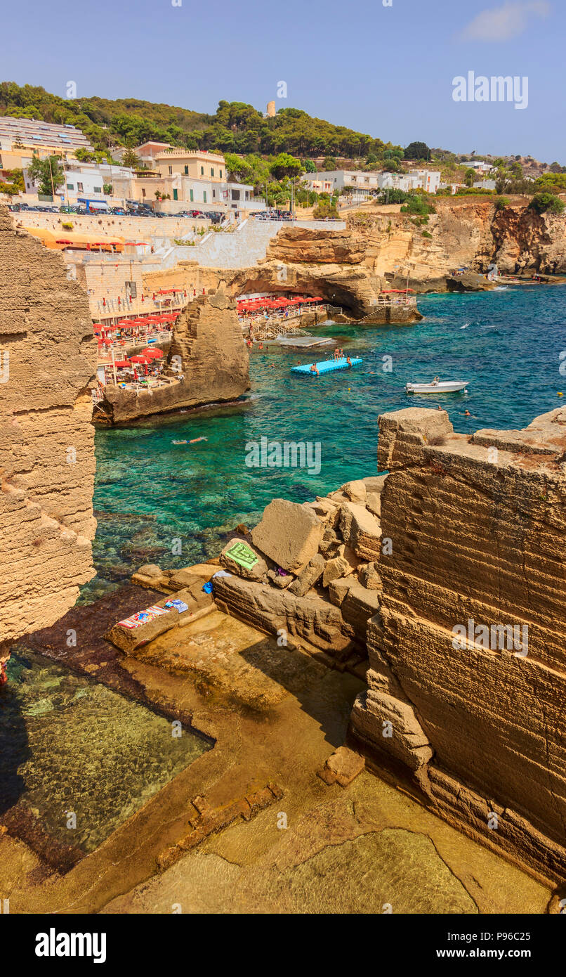 Salento Küste, Santa Cesarea Terme (Apulien). Felsenstrand von Santa Cesarea Terme. Es wird vom Meer umspült, mit tiefem Wasser entlang der ganzen Küste. Stockfoto