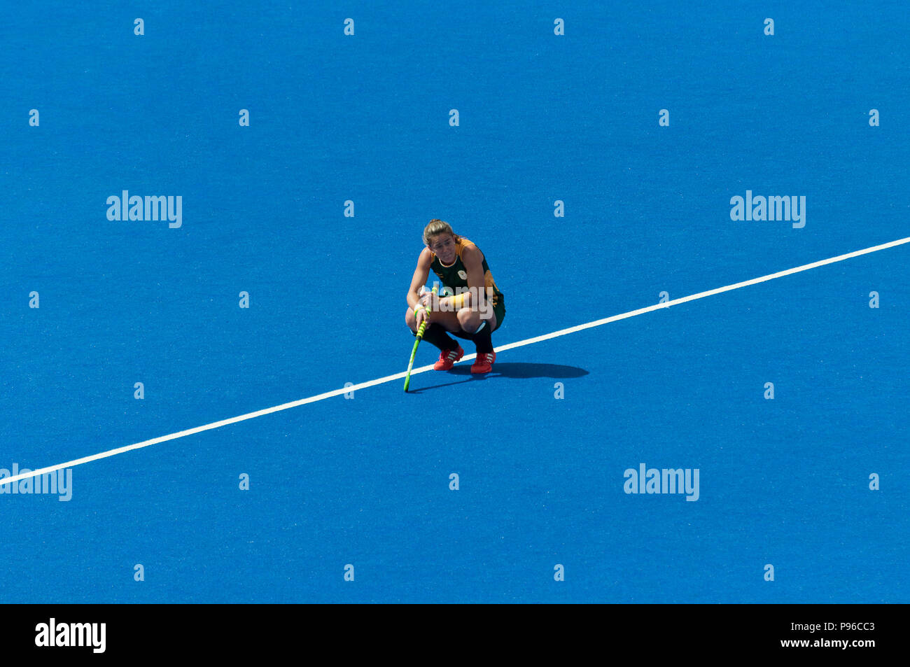 Eine olympische Eishockeyspielerin, die sich während eines Spiels bei den Olympischen Spielen 2012 in London ausruht Stockfoto