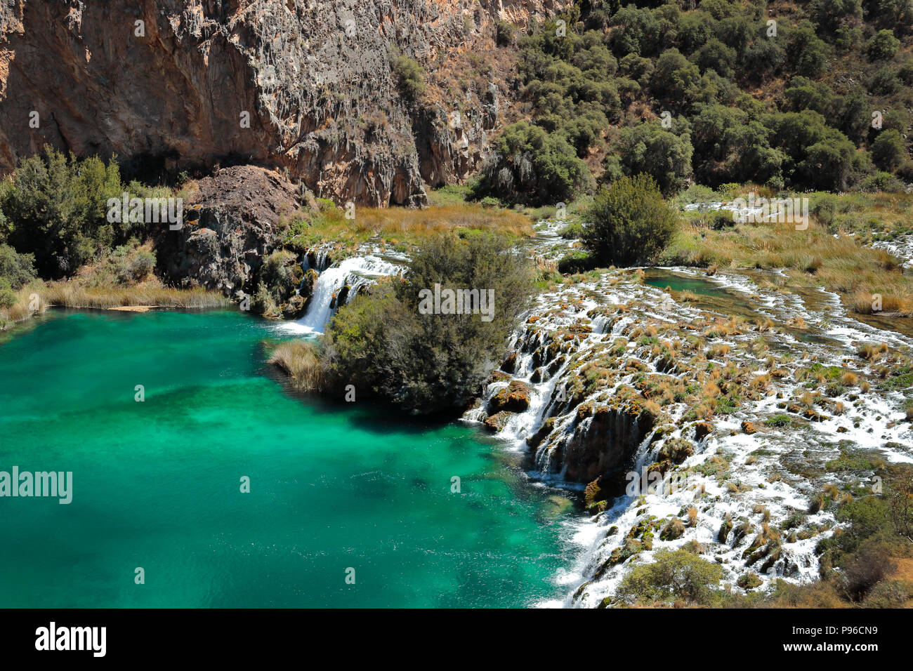 Eine Acercamiento una pequeña Laguna ubicada en La Ruta de Huancaya eine Vilca; apreciándose el Farbe característico de las Aguas del río Cañete ein su Paso p Stockfoto