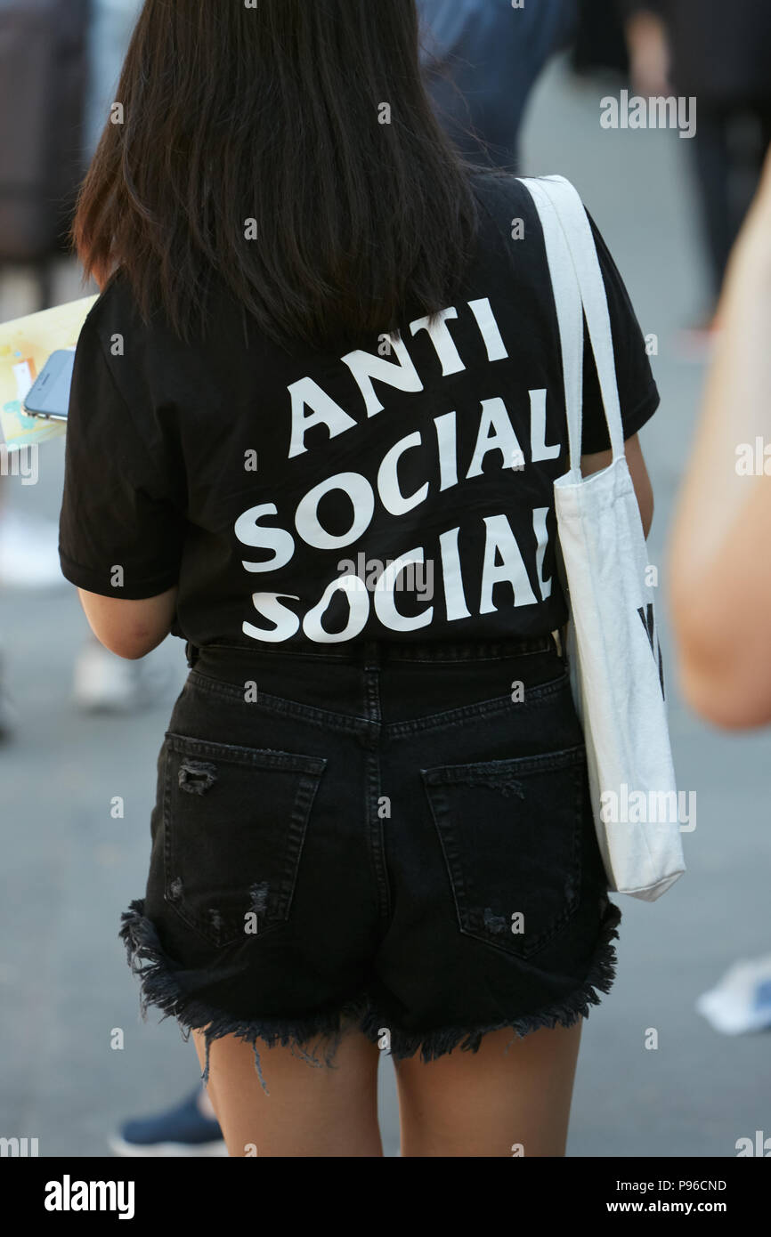 Mailand - Juni 18: Frau mit schwarzen T-Shirt mit Anti- Weiß schreiben vor Fendi fashion show, Mailand Fashion Week street style am 18. Juni 2018 in Stockfoto