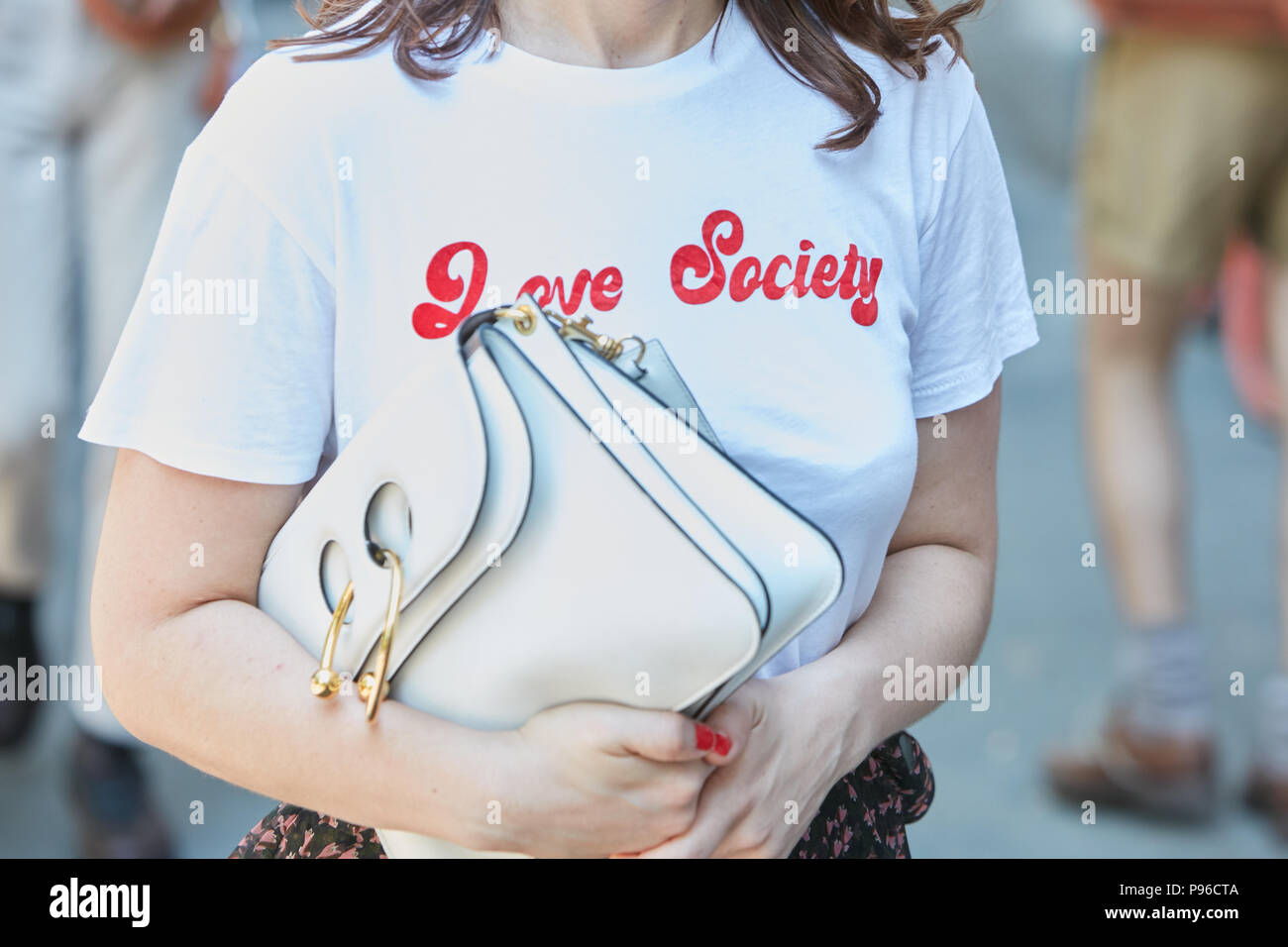 Mailand - Juni 18: Frau mit weißem Hemd mit roten Liebe Gesellschaft schreiben und JW Anderson Tasche, bevor Fendi fashion show, Mailand Fashion Week street style o Stockfoto