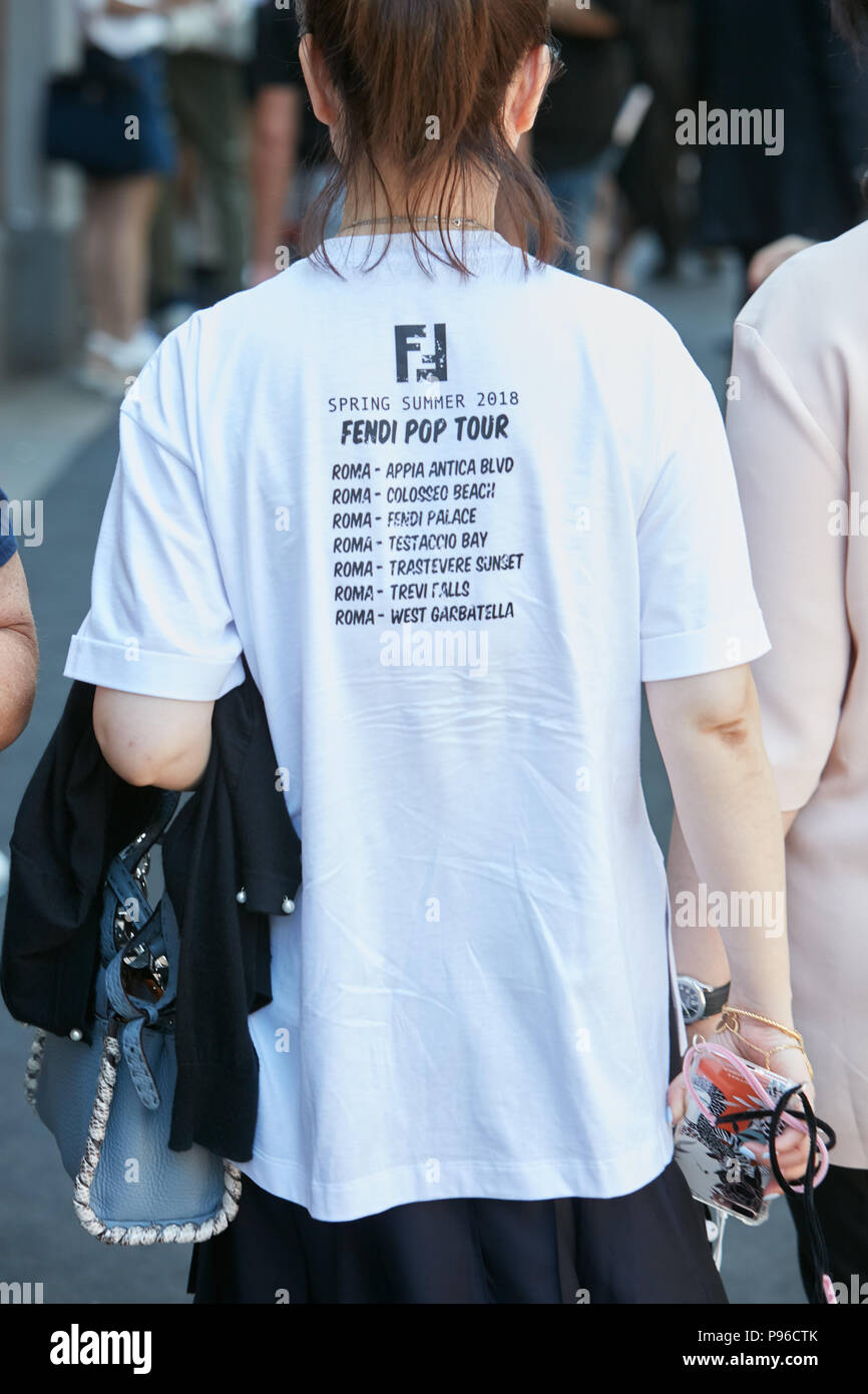 Mailand - Juni 18: Frau mit weißen Fendi tshirt mit Datum vor dem Fendi fashion show, Mailand Fashion Week street style am 18. Juni 2018 in Mailand. Stockfoto