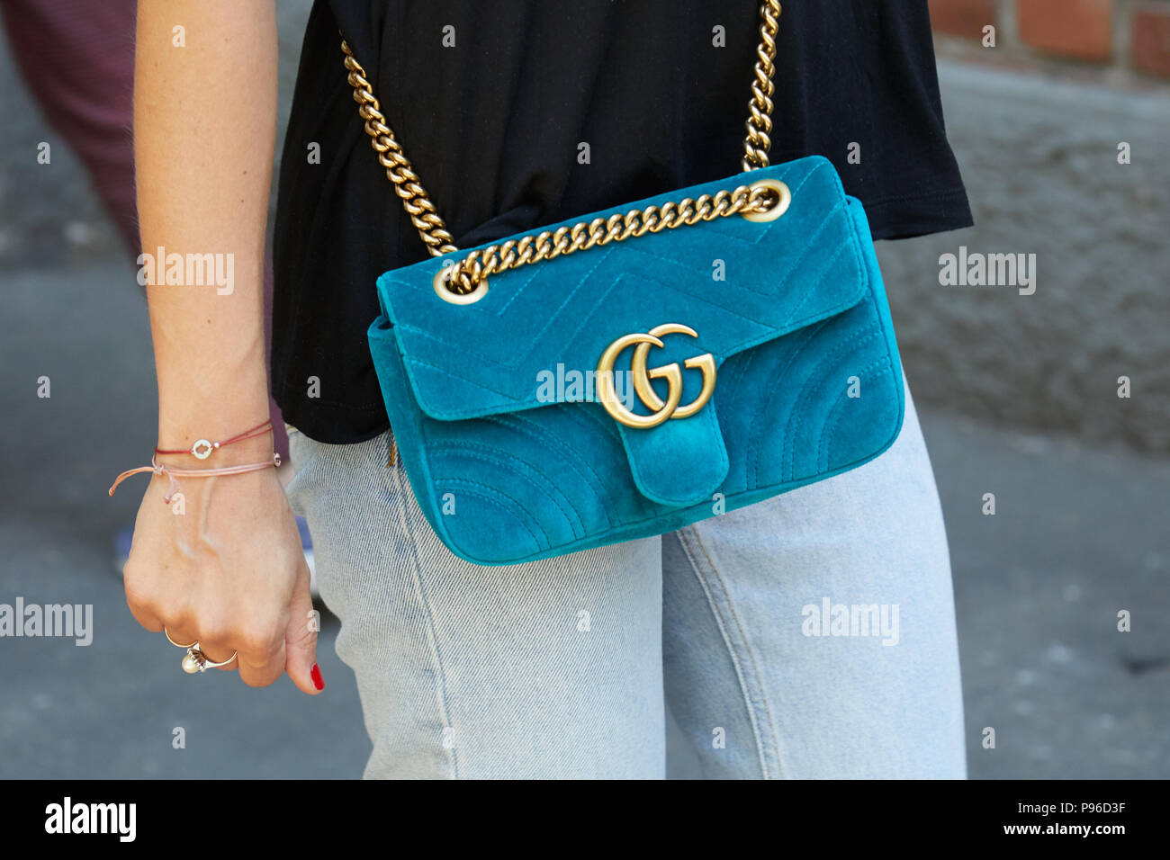 Mailand - Juni 18: Frau mit blauen Samt Gucci Tasche, bevor Fendi fashion  show, Mailand Fashion Week street style am 18. Juni 2018 in Mailand  Stockfotografie - Alamy