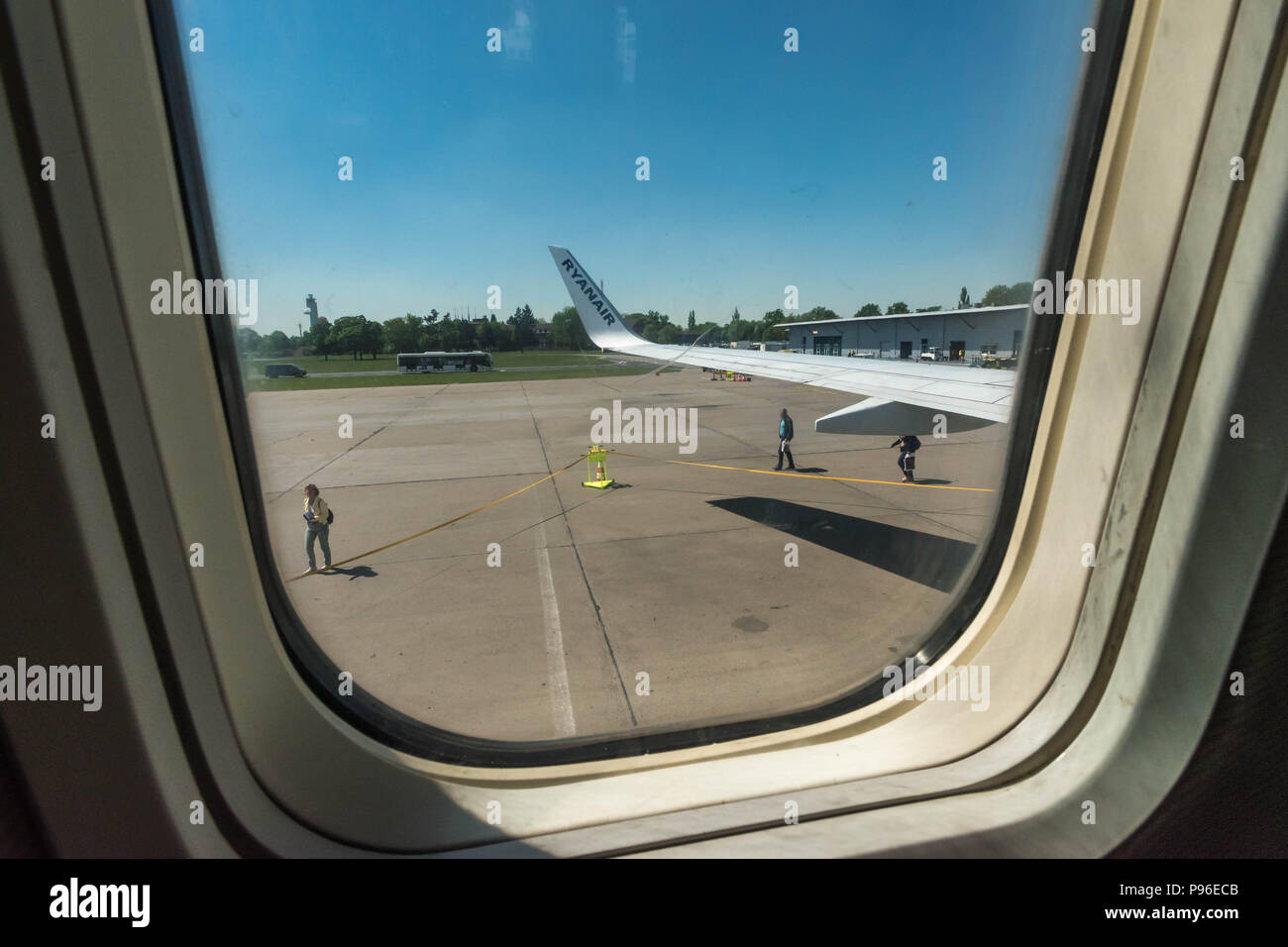 Blick durch das Fenster eines Ryan Air Flugzeug Stockfoto