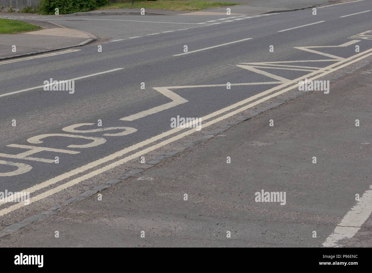 Fahrbahnmarkierungen in Städte, Oxfordshire UK. 13. Mai 2018. UK Wetter: Weise Zeichen in Städte West Oxfordshire geben, auf den Straßen von Oxfordshire. Stockfoto