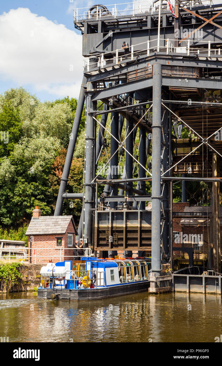 Der anderton Boat Lift in der Nähe von Northwich Cheshire von Edwin Clark 1875 Boote 50 Fuß vom Fluss Weaver zum Trent und Mersey canal zu heben Stockfoto Der anderton Boat Lift in der Nähe von Northwich Cheshire von Edwin Clark 1875 Boote 50 Fuß vom Fluss Weaver zum Trent und Mersey canal zu heben Stockfoto