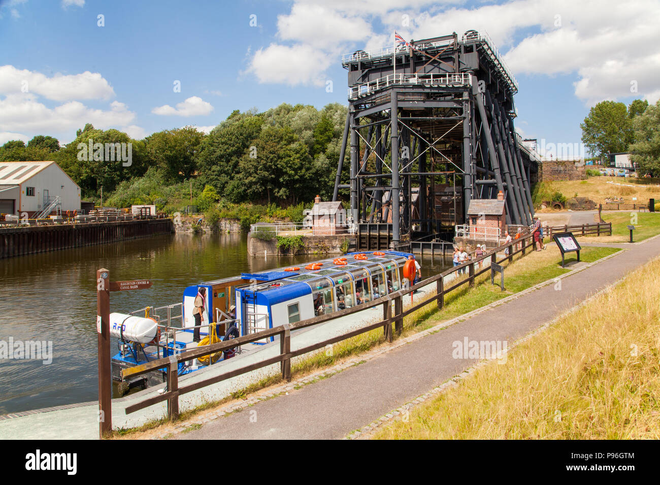 Der anderton Boat Lift in der Nähe von Northwich Cheshire von Edwin Clark 1875 Boote 50 Fuß vom Fluss Weaver zum Trent und Mersey canal zu heben Stockfoto Der anderton Boat Lift in der Nähe von Northwich Cheshire von Edwin Clark 1875 Boote 50 Fuß vom Fluss Weaver zum Trent und Mersey canal zu heben Stockfoto