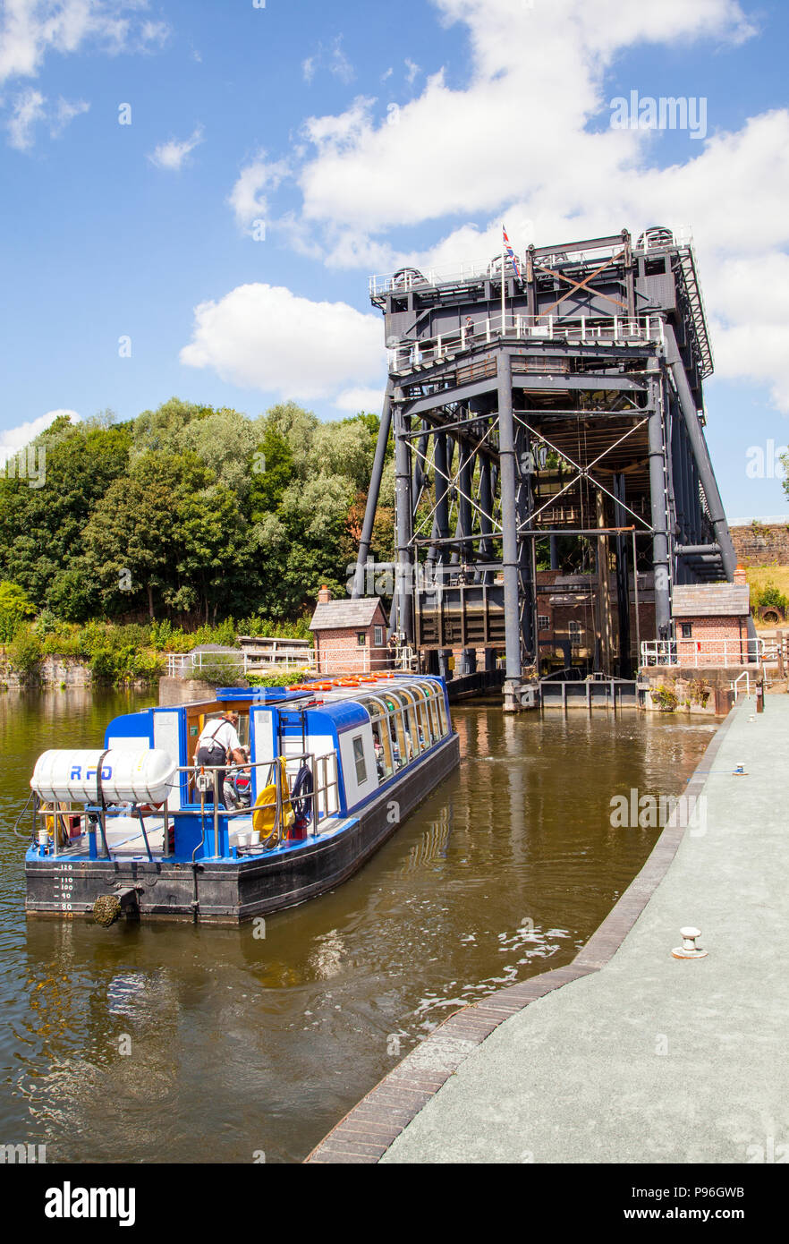 Der anderton Boat Lift in der Nähe von Northwich Cheshire von Edwin Clark 1875 Boote 50 Fuß vom Fluss Weaver zum Trent und Mersey canal zu heben Stockfoto Der anderton Boat Lift in der Nähe von Northwich Cheshire von Edwin Clark 1875 Boote 50 Fuß vom Fluss Weaver zum Trent und Mersey canal zu heben Stockfoto