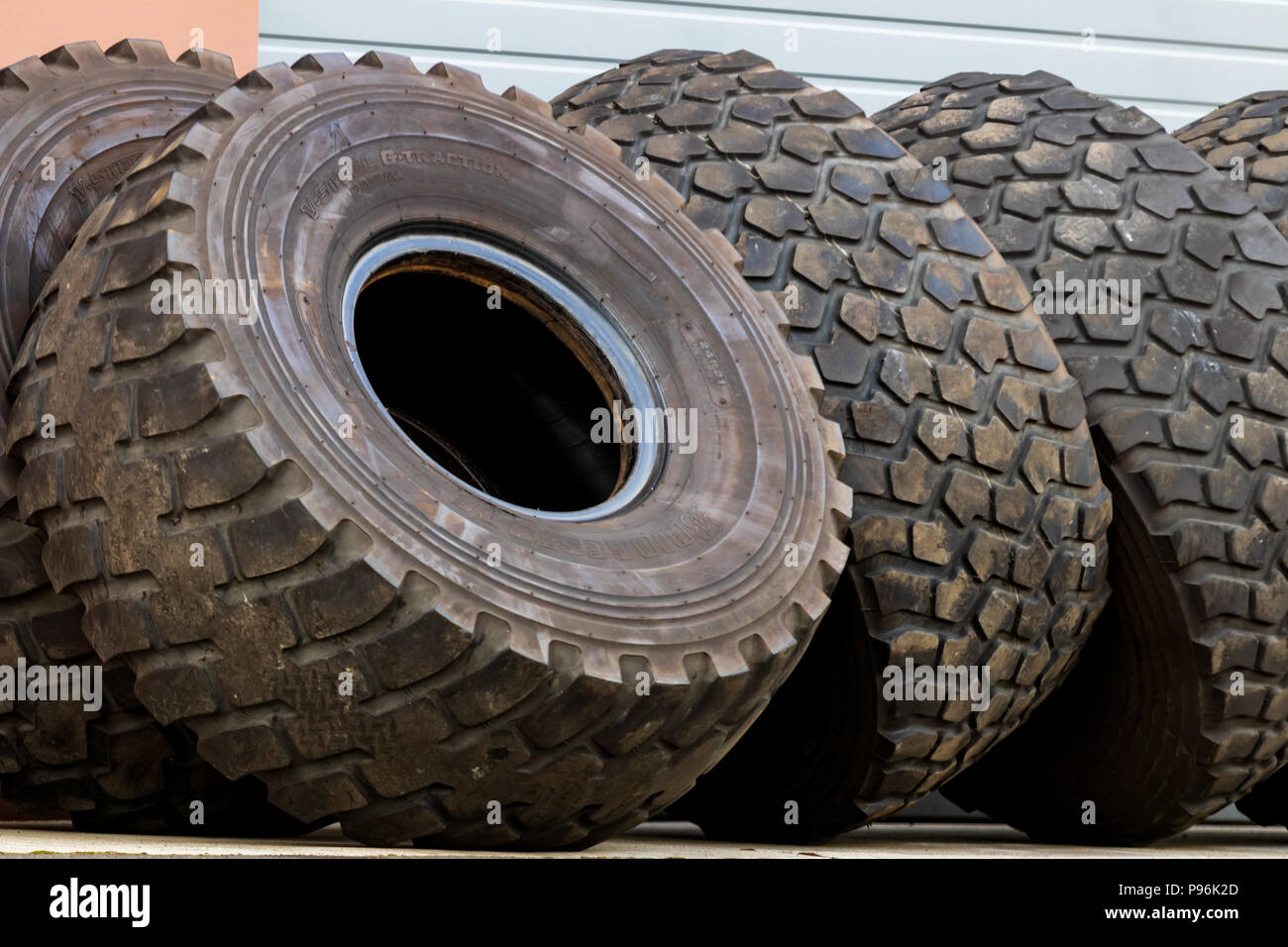 Alte gebrauchte Lkw Reifen am seitlichen Umfallen am Rad gestapelt  Stockfotografie - Alamy
