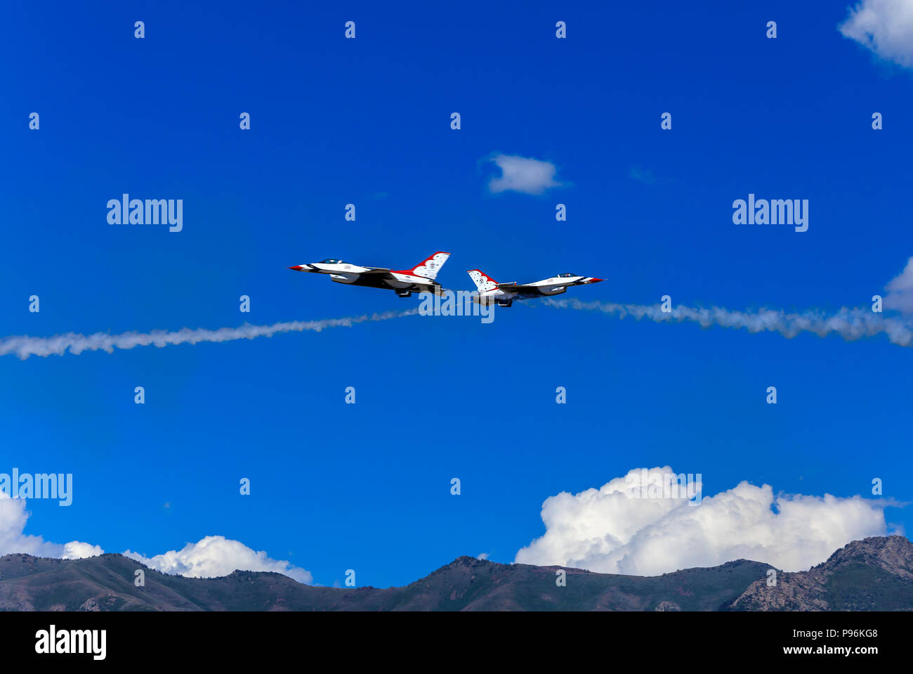 In diesem schossen zwei der Flugzeuge der US Air Force Demonstration Squadron (Thunderbirds) die "Knife Edge"-Manöver bei Hill AFB, Utah durchführen. Stockfoto