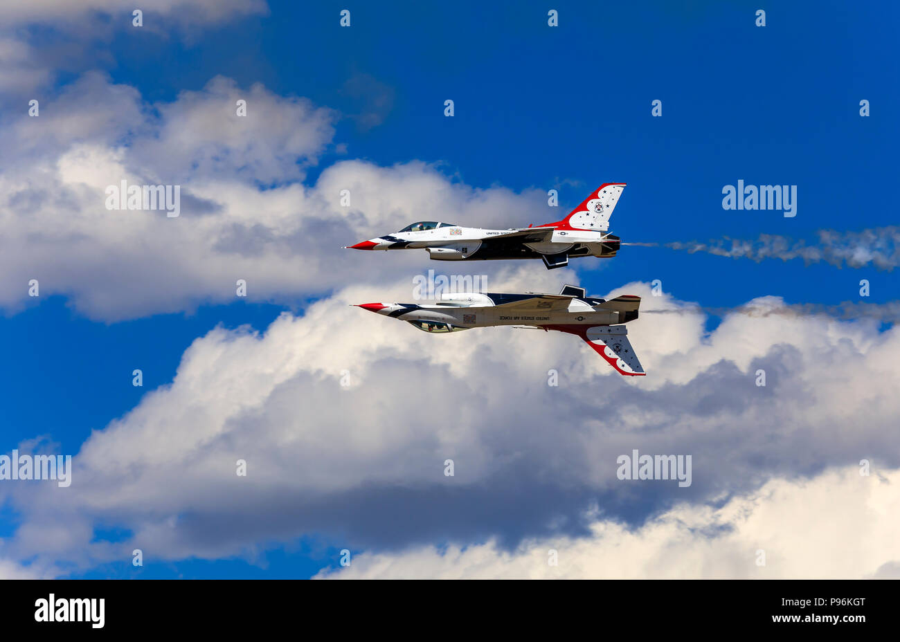 Die Nr. 5 und Nr. 6 Flugzeuge der US Air Force Demonstration Squadron (Thunderbirds) Die 'Reflexion' Manöver bei Hill AFB Utah durchführen. Stockfoto