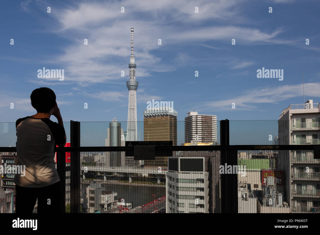 Ein Tourist fotografiert den Tokyo Skytree vom Dach des Asakusa Tourist Information Centre aus. Asakusa, Tokio, Japan. Stockfoto