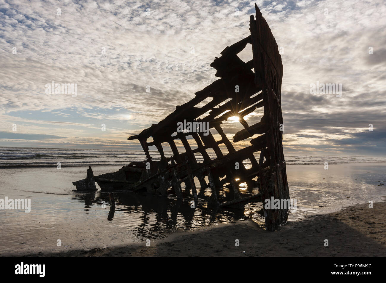 Das Skelett des Peter Iredale Schiffbruch bei Sonnenuntergang in Oregon. Stockfoto