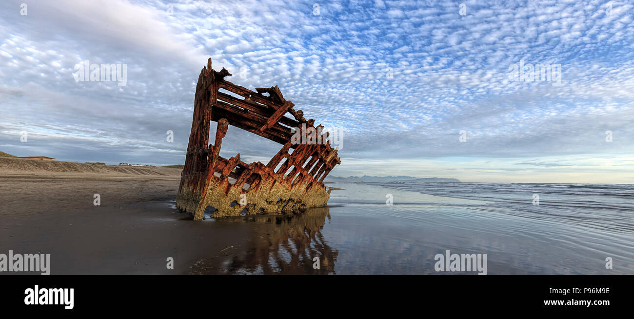 Ein Panorama der Peter Iredale Schiffswrack in der Nähe von Astoria Oregon in der Nähe von Sunset genommen. Stockfoto