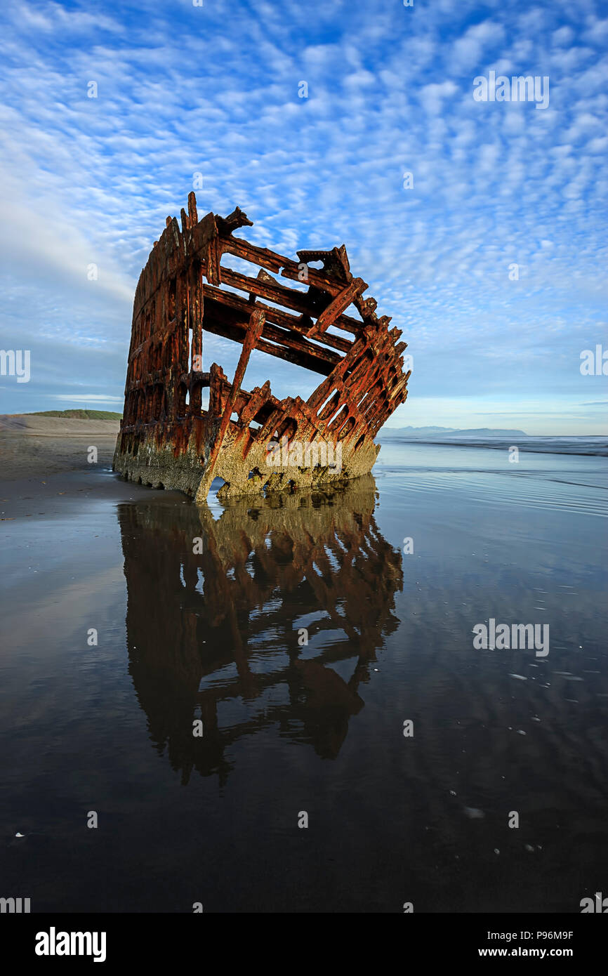 Die Peter Iredale Schiffswrack in der Nähe von Astoria Oregon in der Nähe von Sunset genommen. Stockfoto