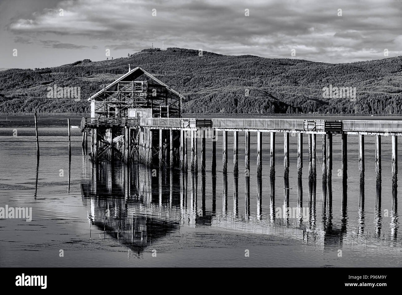 B&W der historischen Seebrücke und Shop auf Tillamook Bay im Garibaldi, Oregon. Stockfoto