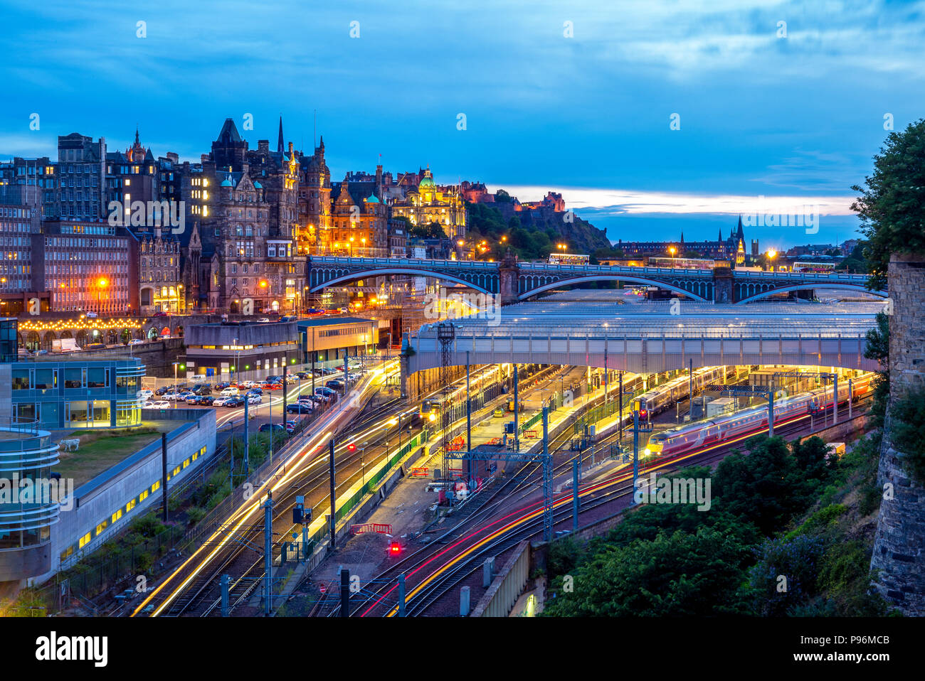Nacht Blick von der Waverley Station in Edinburgh, Schottland Stockfoto
