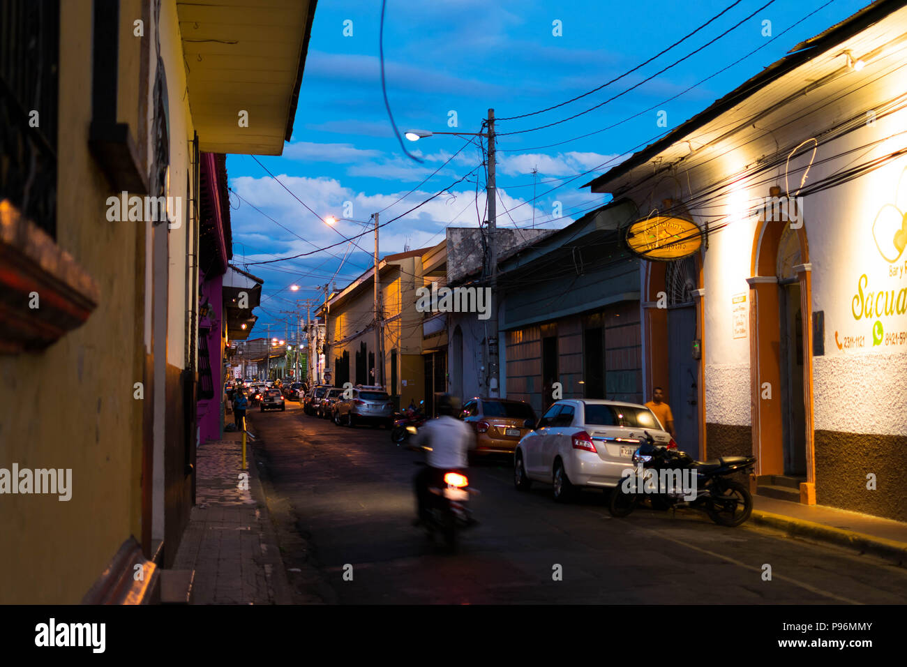 Leon, Nicaragua. Februar 9, 2018. Eine lokale Straße am frühen Abend licht in Leon, Nicaragua Stockfoto