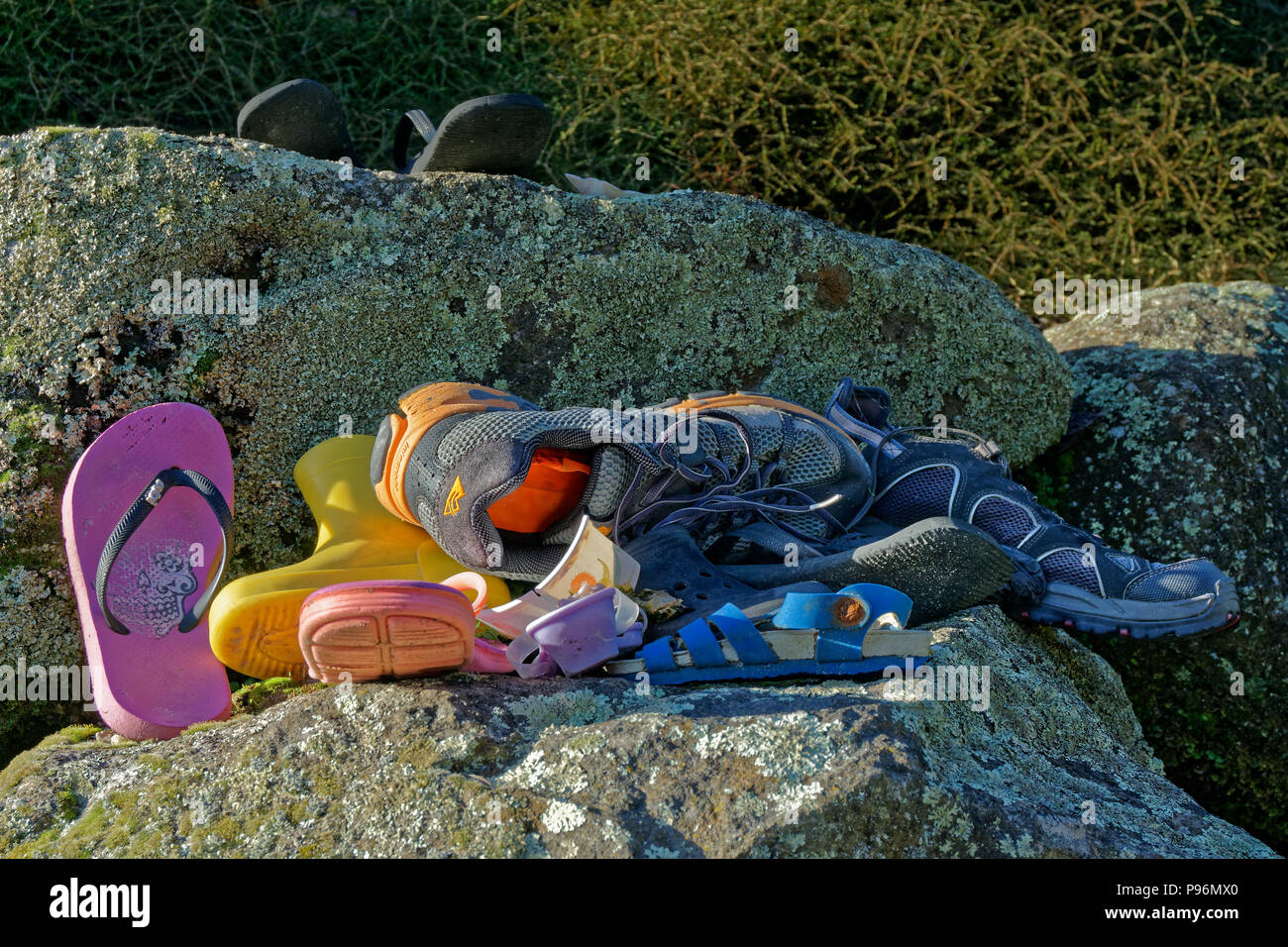 Ein Haufen von aufgegeben oder verloren gegangene Schuhe und verschiedene Schuhe Stockfoto