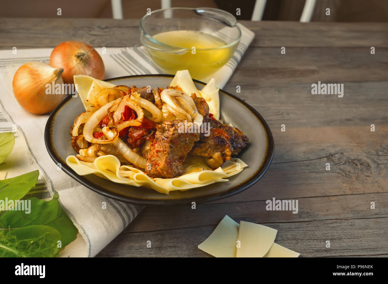 Traditionelle Gericht der Turkvölker in Zentralasien Beschbarmak. Kopieren spase. Stockfoto