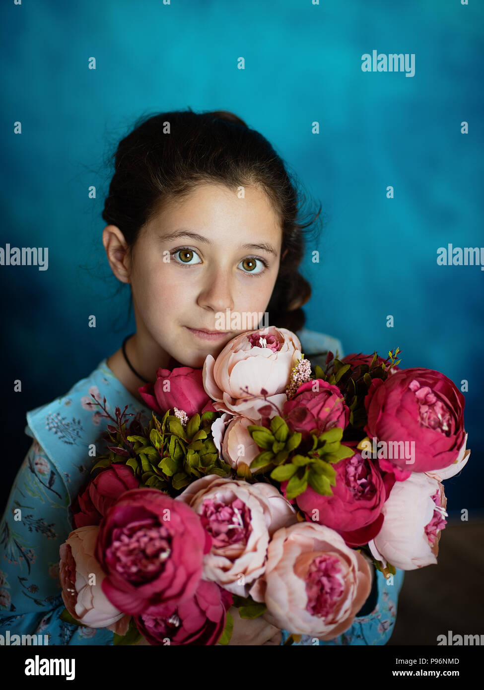 Porträt eines Mädchens im Studio mit Blumen Stockfoto
