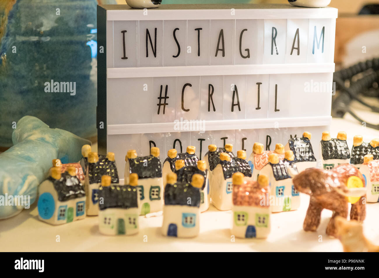 Social Media Marketing mit Eingebrannten hashtag User-generated Content von einem kleinen Unternehmen zu fördern - Crail Tonwaren, Fife, Schottland, Großbritannien Stockfoto