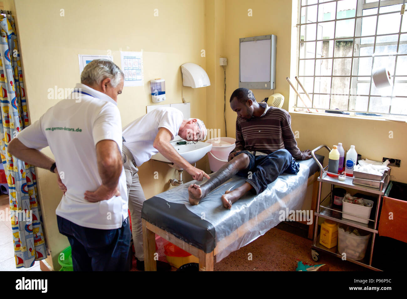 Deutsche ärzte für die medizinische Hilfe in den Slums von Nairobi - Kenia Stockfoto
