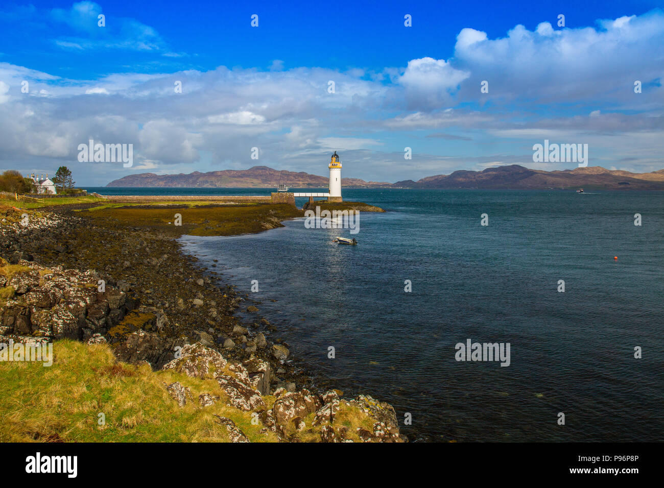 Rubha nan Gall Leuchtturm markiert den Eingang zu den Klängen von Mull, nr Tobermory, Isle of Mull, Argyll und Bute, Schottland, Großbritannien Stockfoto