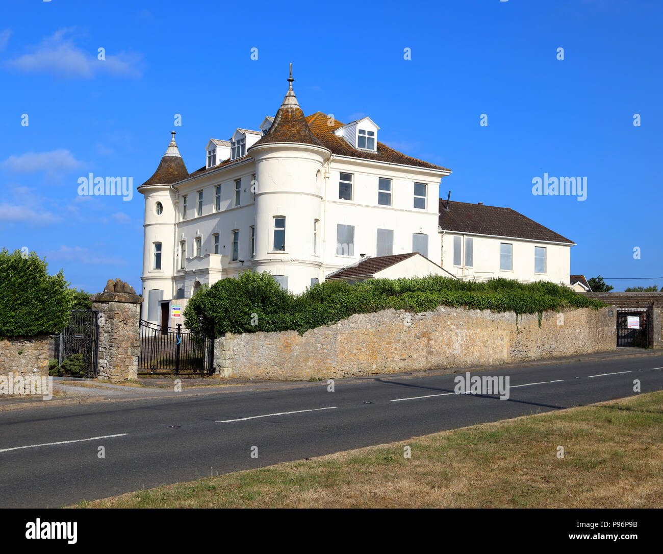 Southerndown Hotel als einmal war, jetzt nur noch eine verlassene Straße Gebäude alle bis shuttered innerhalb Ihrer eigenen Gründe für die Wiederverwendung vielleicht warten. Stockfoto