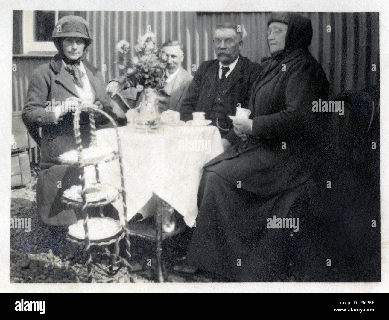 Eine Viktorianische und Edwardianische Tea Party im Garten hinter dem Haus. Stockfoto