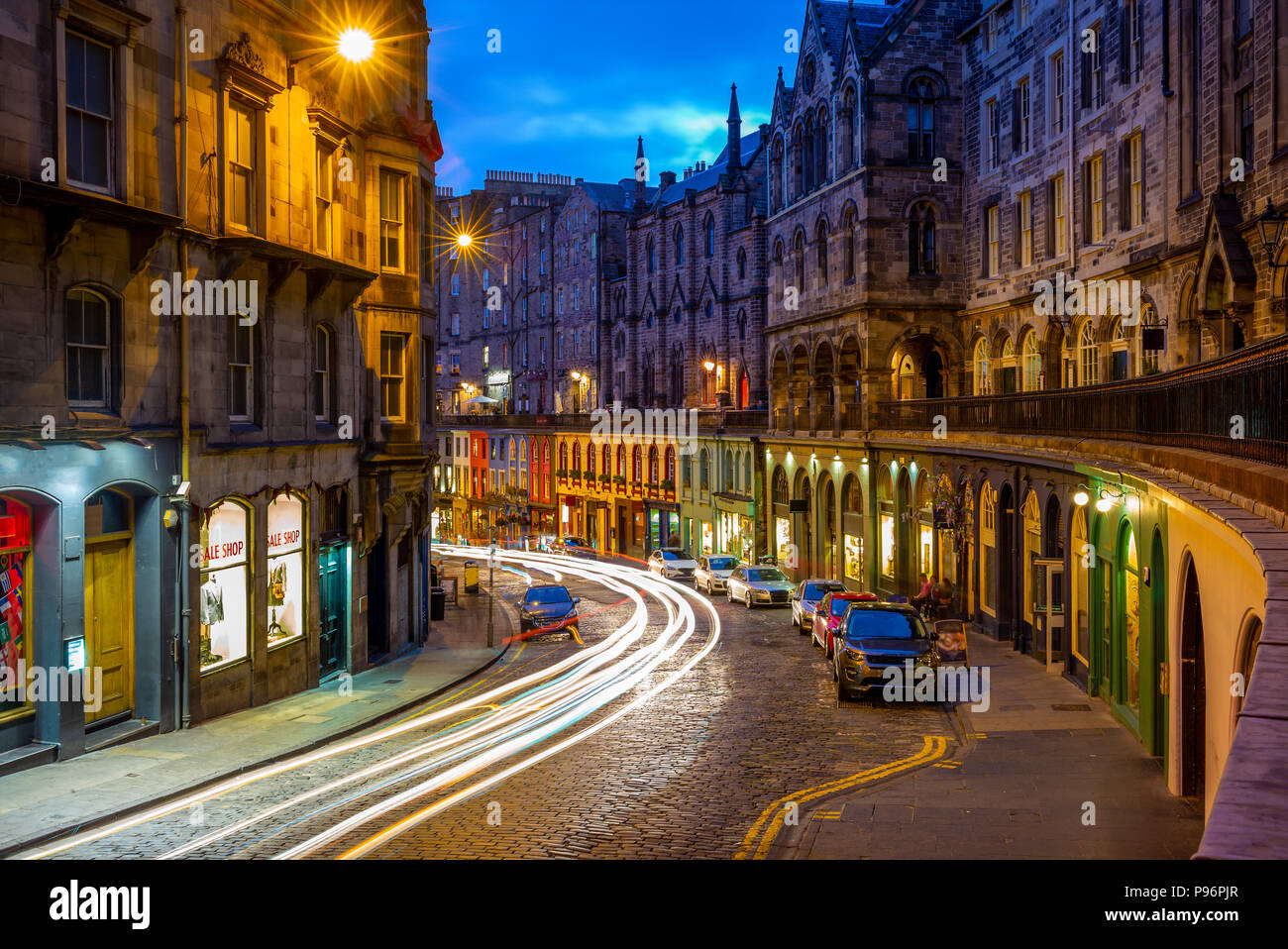 Nacht Blick auf Victoria Street in Edinburgh, Schottland Stockfoto
