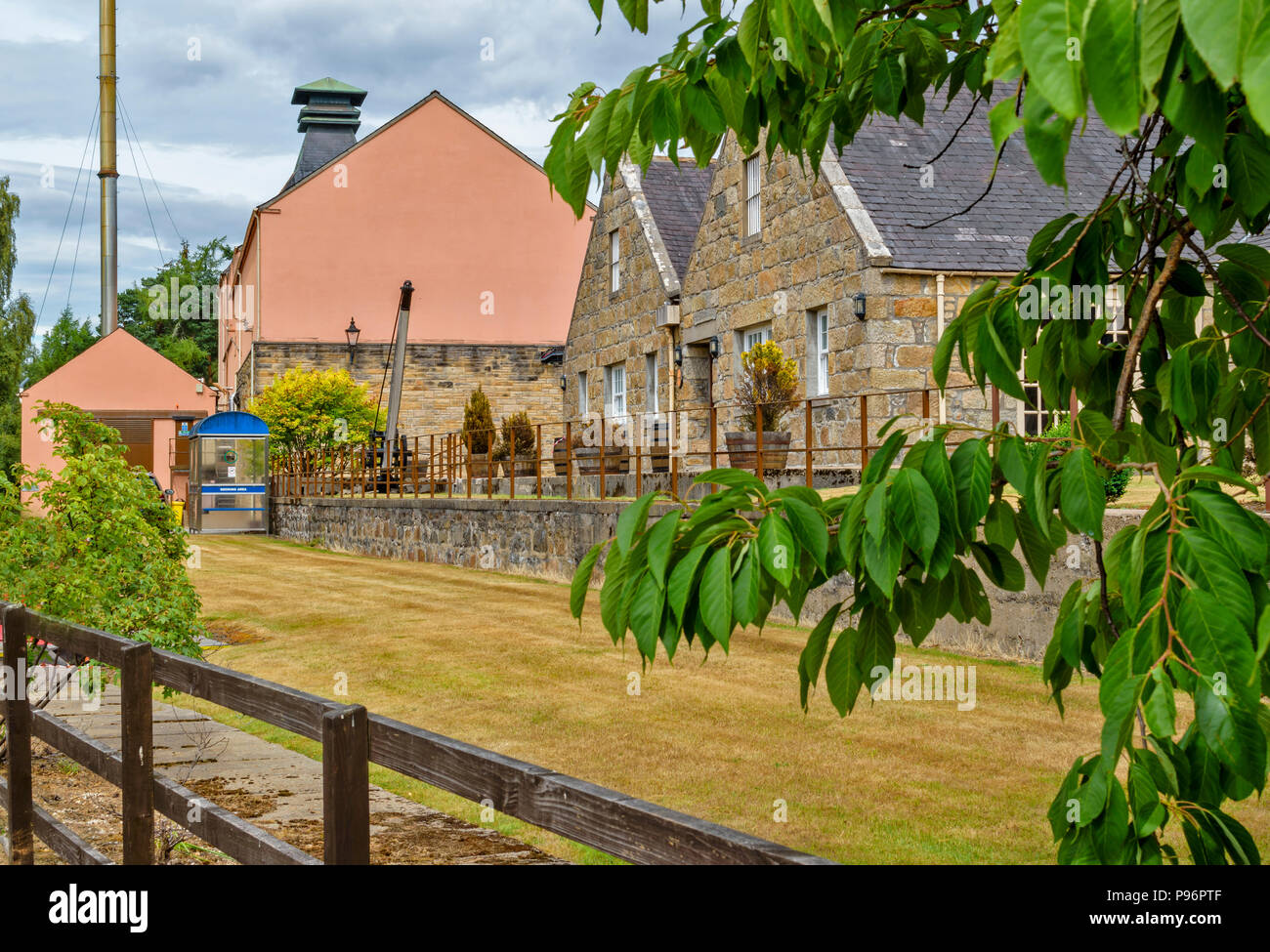 KNOCKANDO Whisky Distillery Moray in Schottland traditionellen Gebäuden in der Nähe der alten Eisenbahnlinie ENTLANG DES SPEYSIDE METHODE IM SOMMER Stockfoto