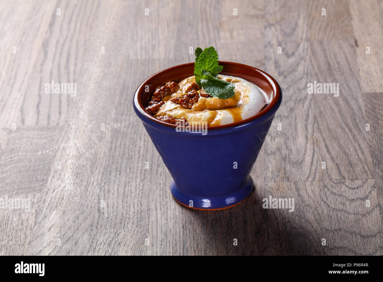 Eis mit Walnuss serviert mint Stockfoto
