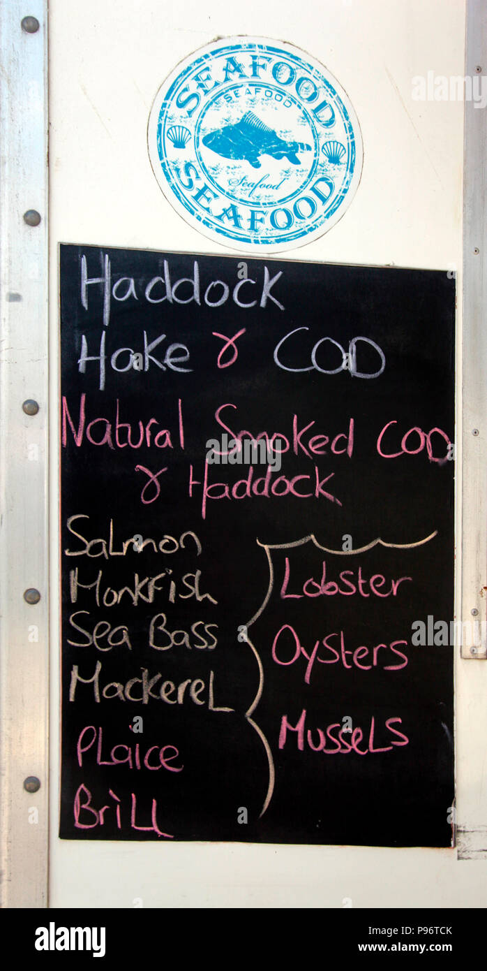 Blackboard Menü mit Fisch shop in Kilkeel Hafen Stockfoto