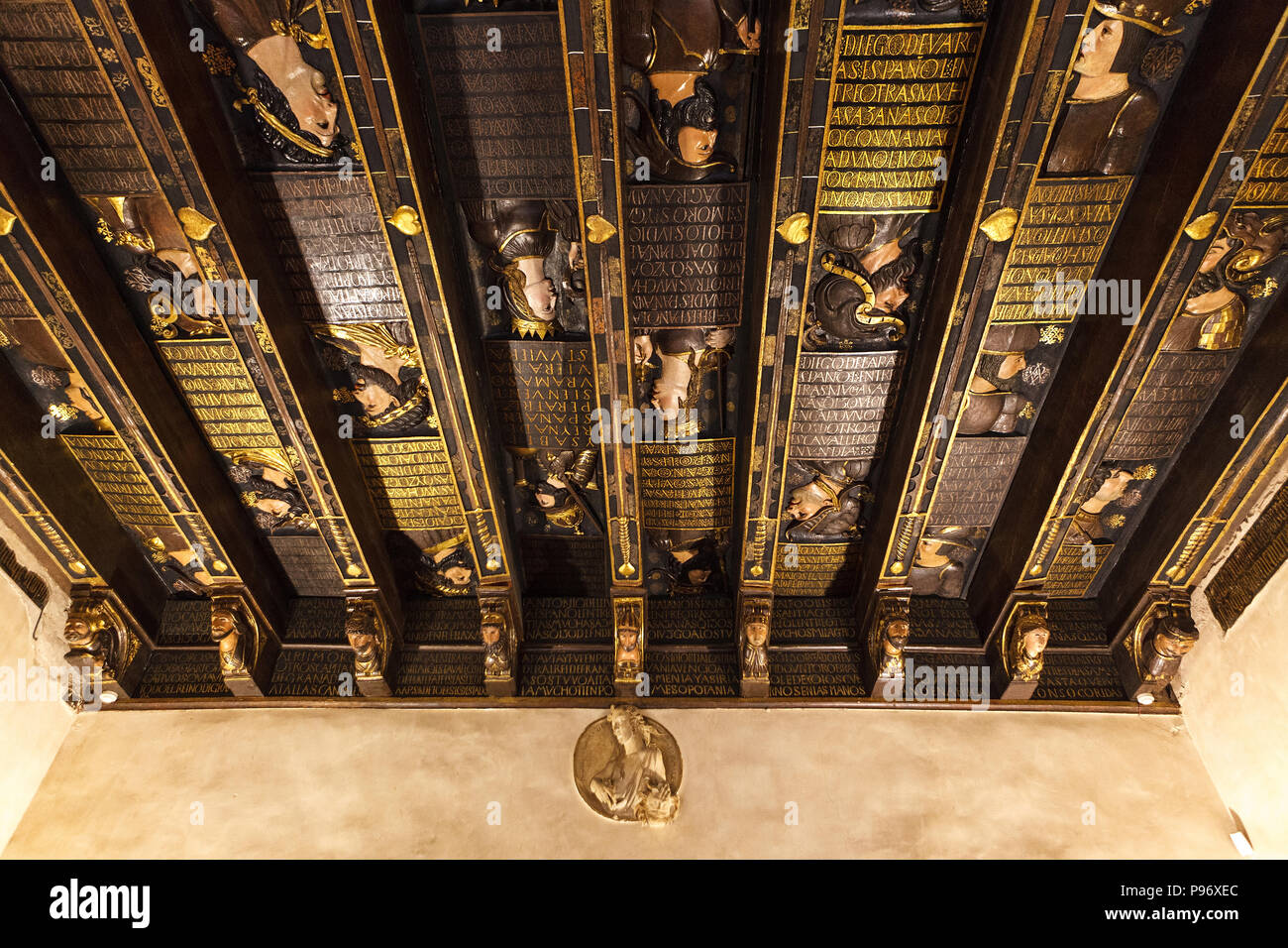Mittelalterliche Decke in Museo Casa de Los Tiros de Granada. Andalusien, Spanien Stockfoto