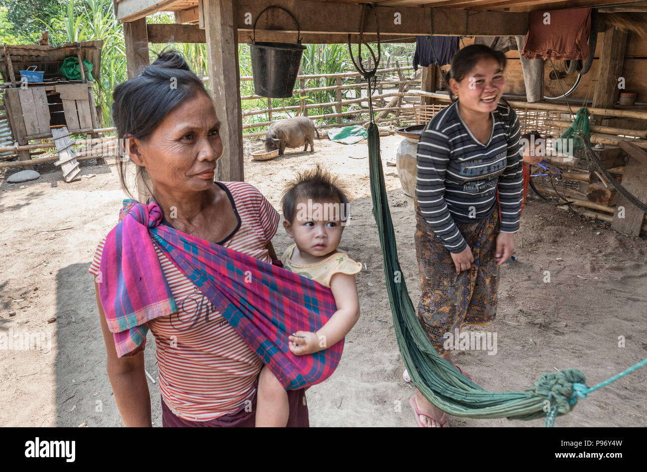 Drei Generationen der Familie in ländlichen Dorf, Nong Ping, Laos Stockfoto
