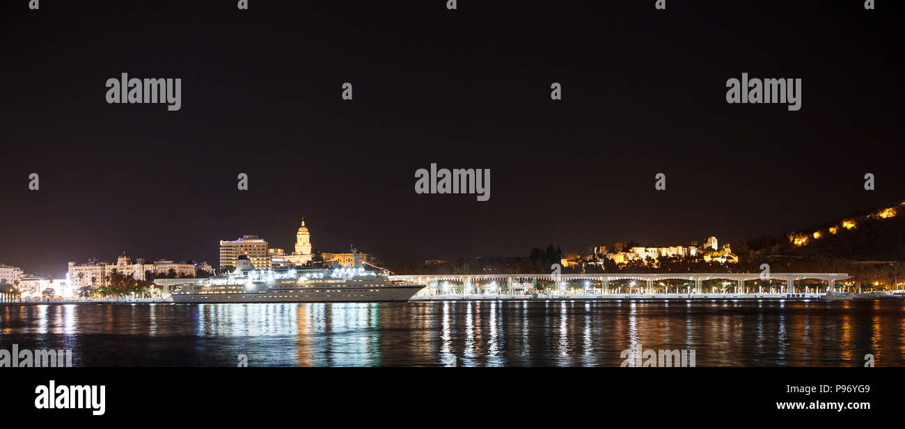 Landschaft bei Nacht Malaga vom Meer bei Nacht leuchtet. Andalusien, Spanien Stockfoto