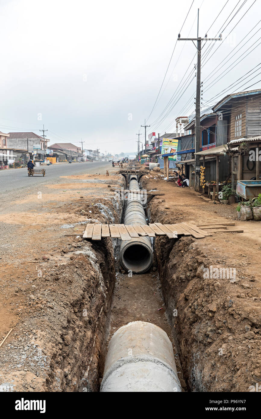 Festlegung der neuen Leitung in Graben durch die Stadt, Paksong, Laos Stockfoto
