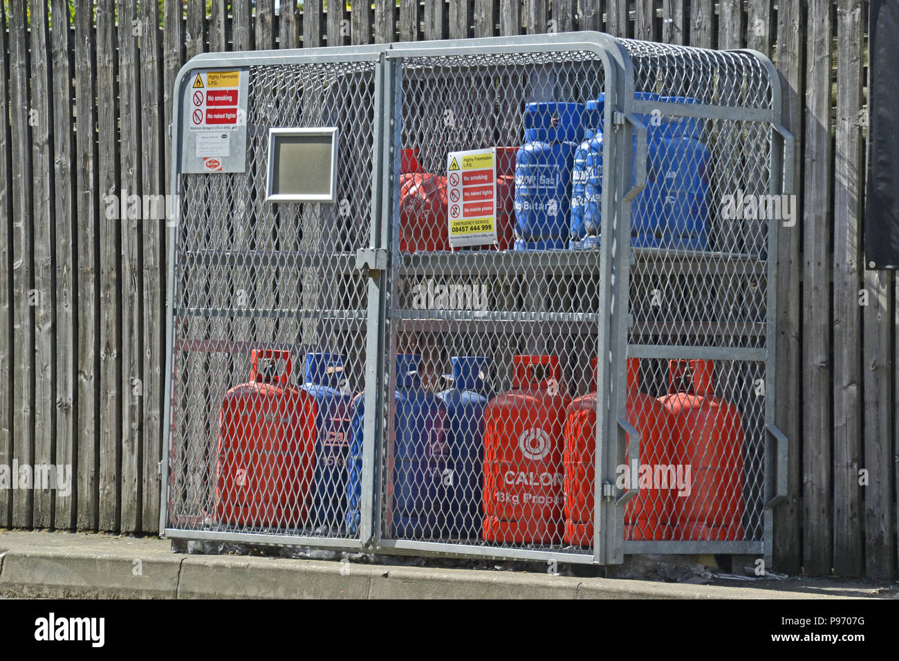 Calor-Gasflaschen auf dem Vorplatz der Tankstelle, Großbritannien Stockfoto
