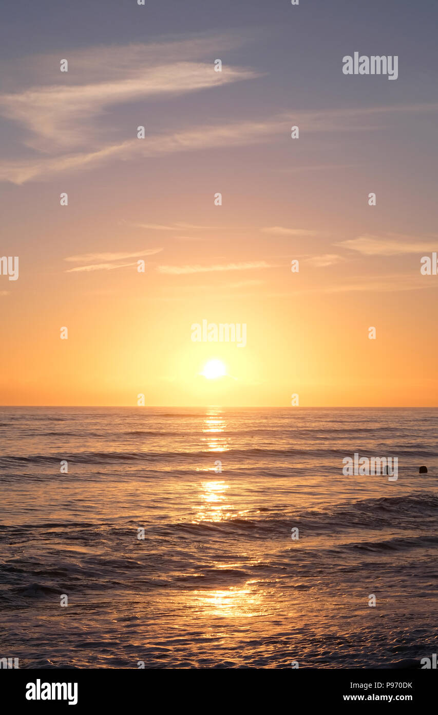 East Preston, West Sussex, England. Strand bei Sonnenuntergang im Winter Stockfoto