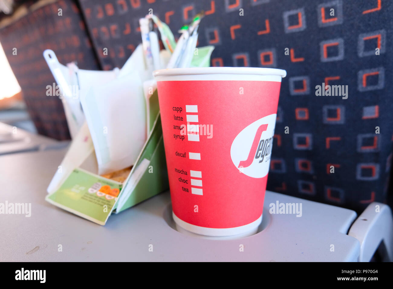 Verwendet, Essen und Trinken, die Container auf Tablett auf Ebene Stockfoto