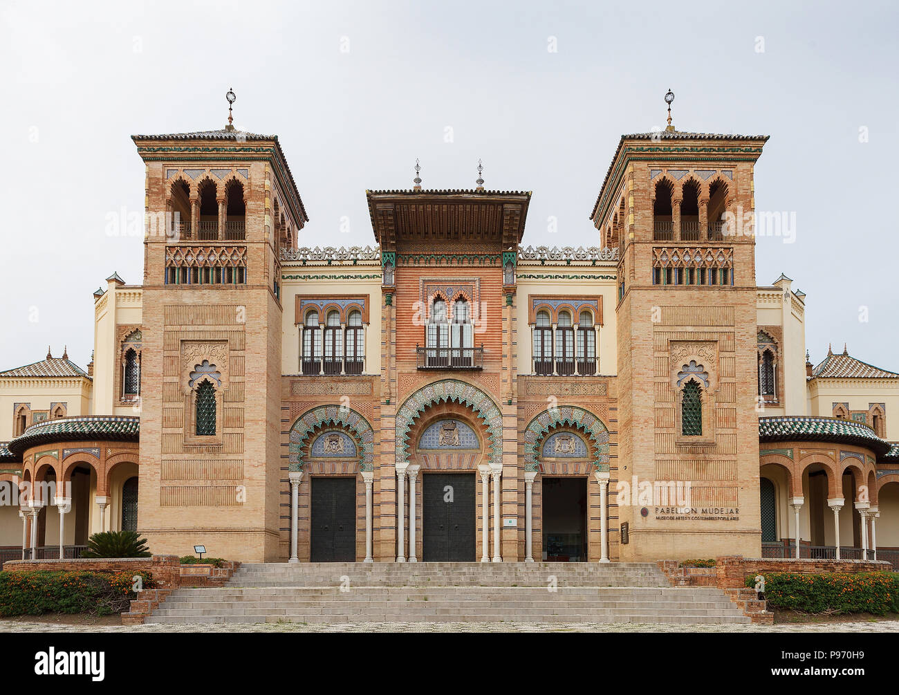 Die Mudejar Pavillon im Park Maria Luisa, Museum der Künste und Traditionen von Sevilla, Andalusien, Spanien Stockfoto
