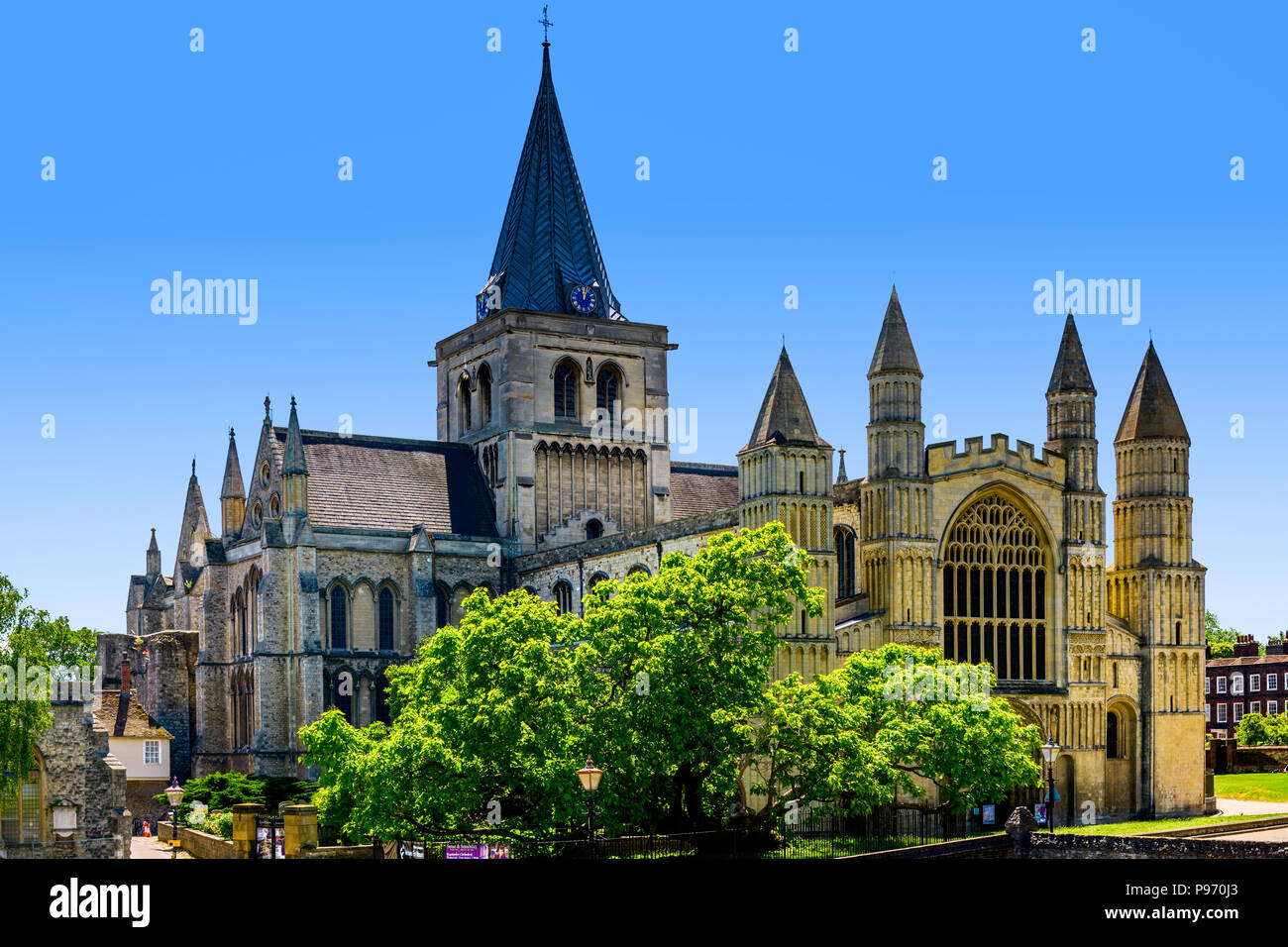 Rochester Cathedral, Rochester Kent England vor einem klaren blauen Himmel Stockfoto