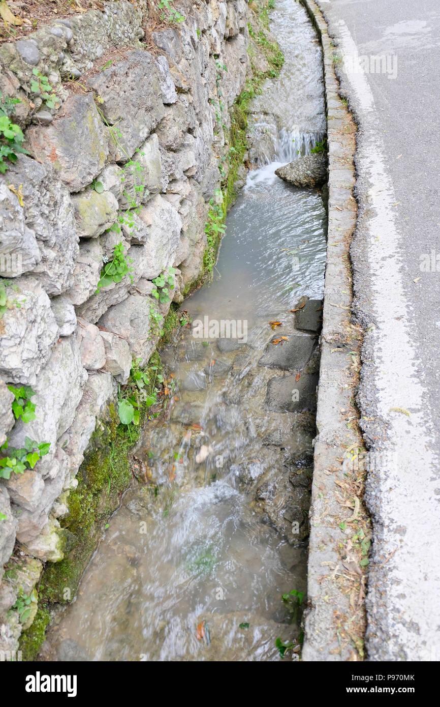 Nizza, Frankreich. Das Wasser fließt bergab im offenen Kanal. Stockfoto