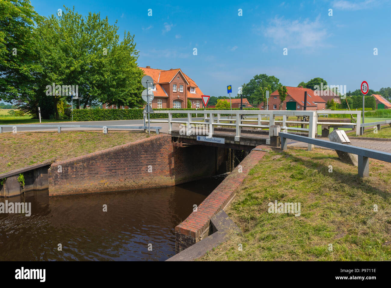 'Balssenbrügg', Brücke und Sperren, die früher für den Transport von Torf, Spitzerfehn, Grossefehn, Ostfriesland, Niedersachsen, Deutschland, Europa Stockfoto