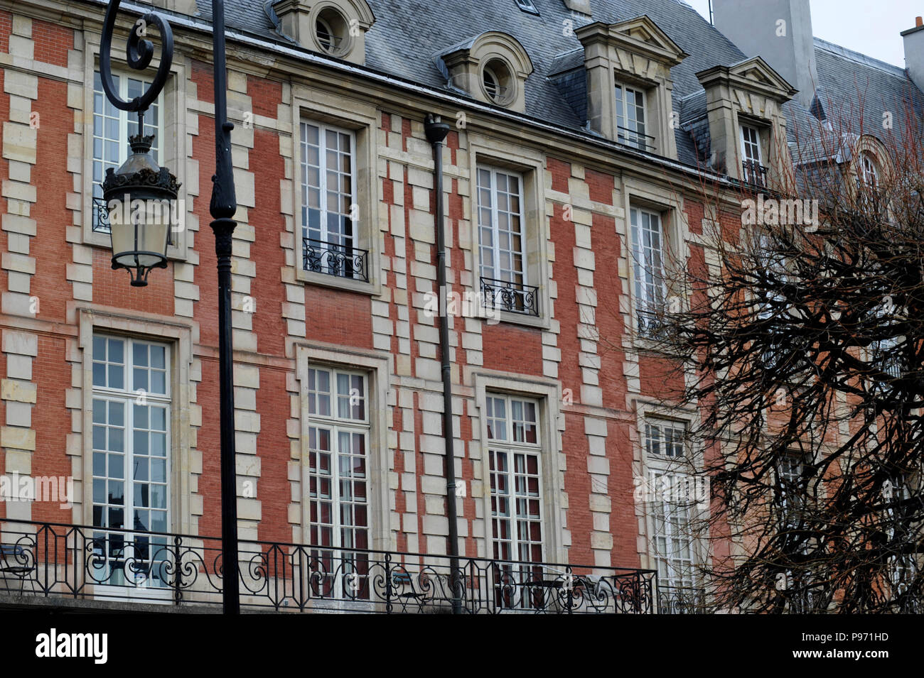 PARIS PLACE DES VOSGES - PARIS FRANKREICH - PARIS SEHENSWÜRDIGKEITEN - historische Ort PARIS - PARIS GESCHICHTE - Louis XIII STATUE - Pariser Architektur © F. BEAUMONT Stockfoto