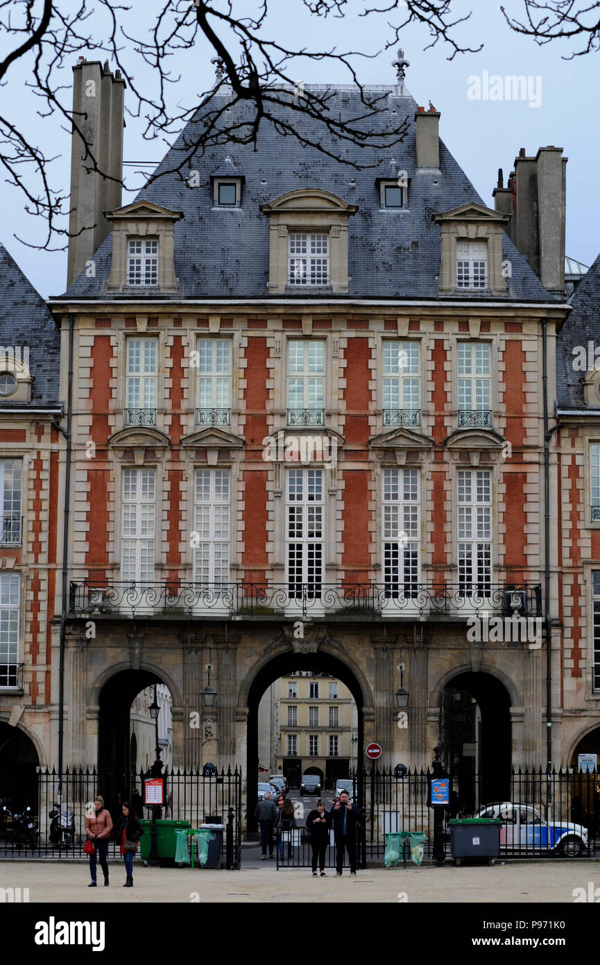 PARIS PLACE DES VOSGES - PARIS FRANKREICH - PARIS SEHENSWÜRDIGKEITEN - historische Ort PARIS - PARIS GESCHICHTE - Louis XIII STATUE - Pariser Architektur © F. BEAUMONT Stockfoto